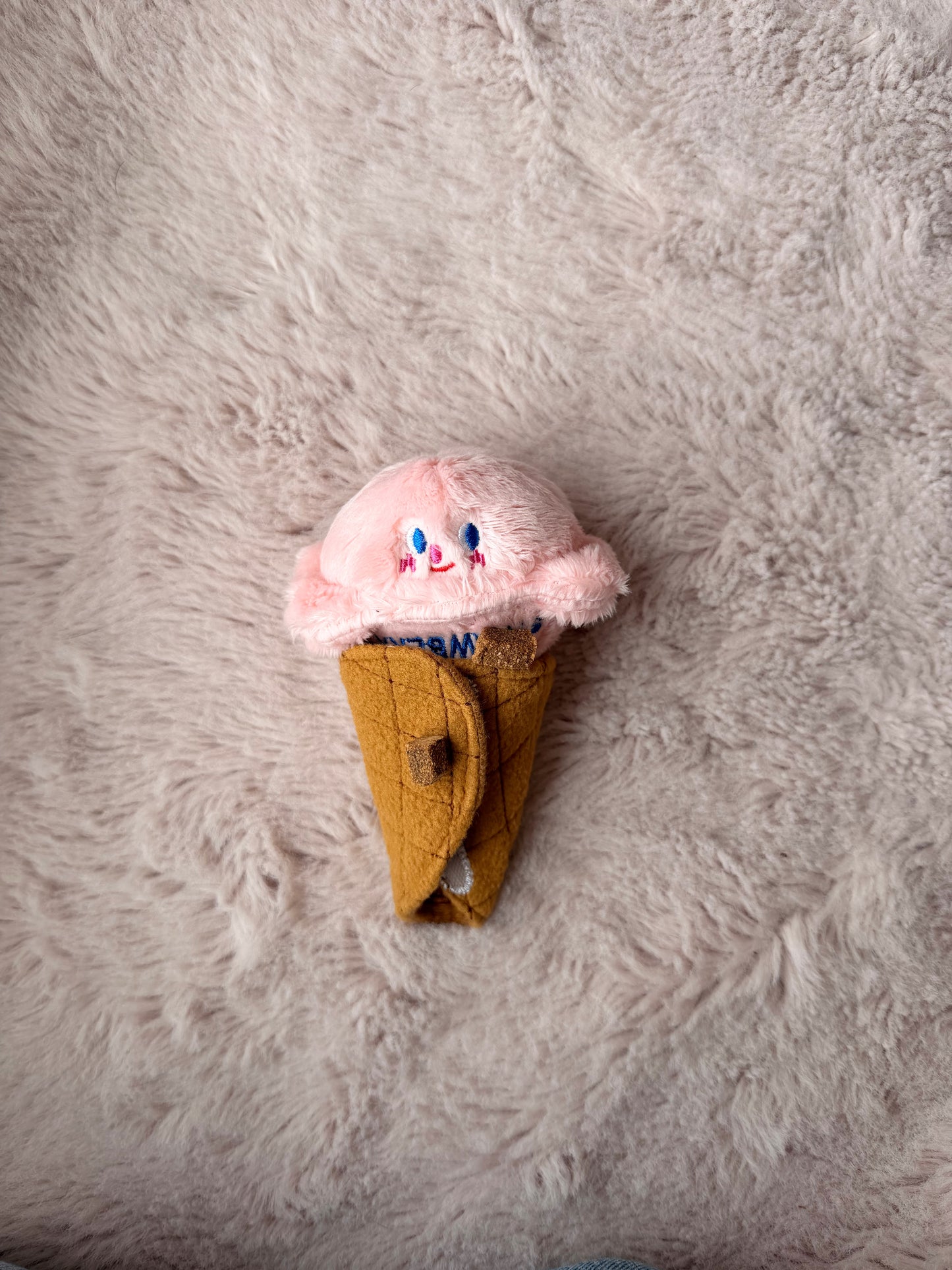 Jouet interactif pour chien en forme de glace rose avec cône cache-friandises refermable, idéal pour l’occupation, l’enrichissement mental et les jeux de stimulation canine.