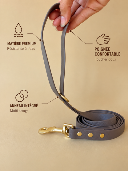 Laisse pour chien Halo Mocha en matière premium résistante à l’eau, avec poignée confortable et anneau intégré multifonction.