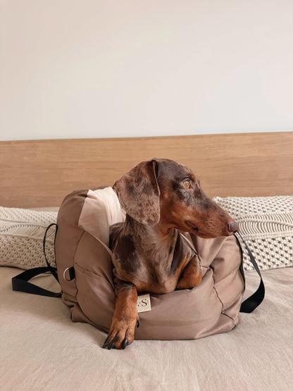 Sac de transport Cocon AYOS marron pour petit chien, avec un teckel confortablement installé à l'intérieur