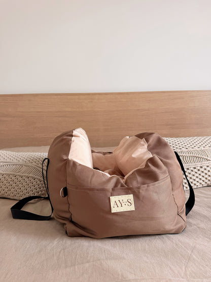 Sac de transport Cocon AYOS pour petit chien, vide, en coloris mrron, avec logo AYOS visible sur le devant.