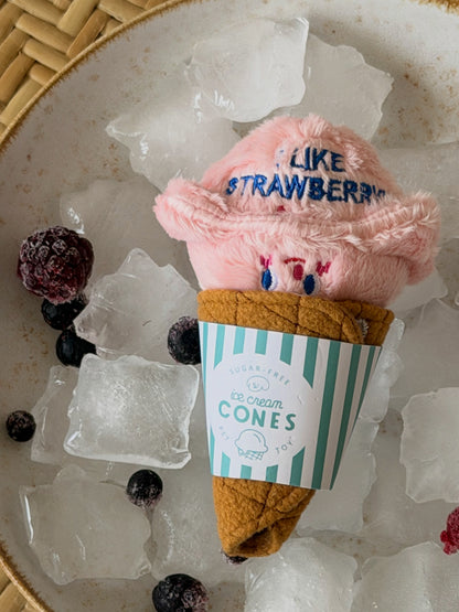 Gelato Toy AYOS Club, jouet peluche pour chien en forme de glace à la fraise sur glace pilée.