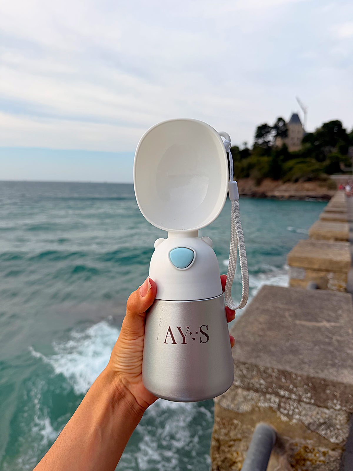 MAR, gourde isotherme portable pour chien AYOS Club, idéale pour hydrater votre compagnon lors des promenades et des voyages.