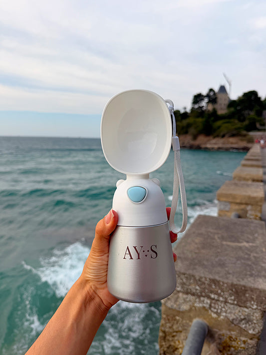 MAR, gourde isotherme portable pour chien AYOS Club, idéale pour hydrater votre compagnon lors des promenades et des voyages.