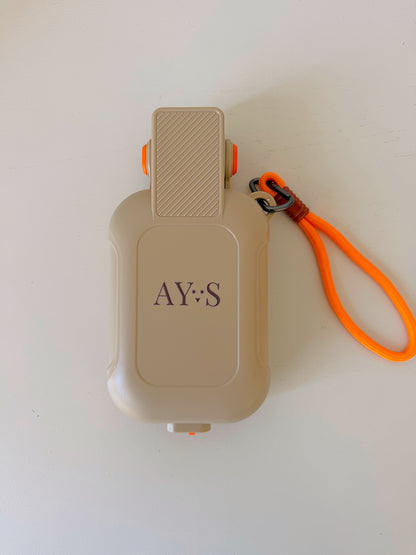 Vue arrière de la gourde portable pour chien AYOS Club avec gamelle intégrée rabattable, design compact et dragonne de transport.