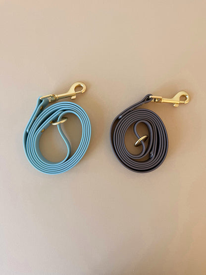 Laisse Halo imperméable pour chien en bleu ciel et marron mocha, avec mousqueton doré