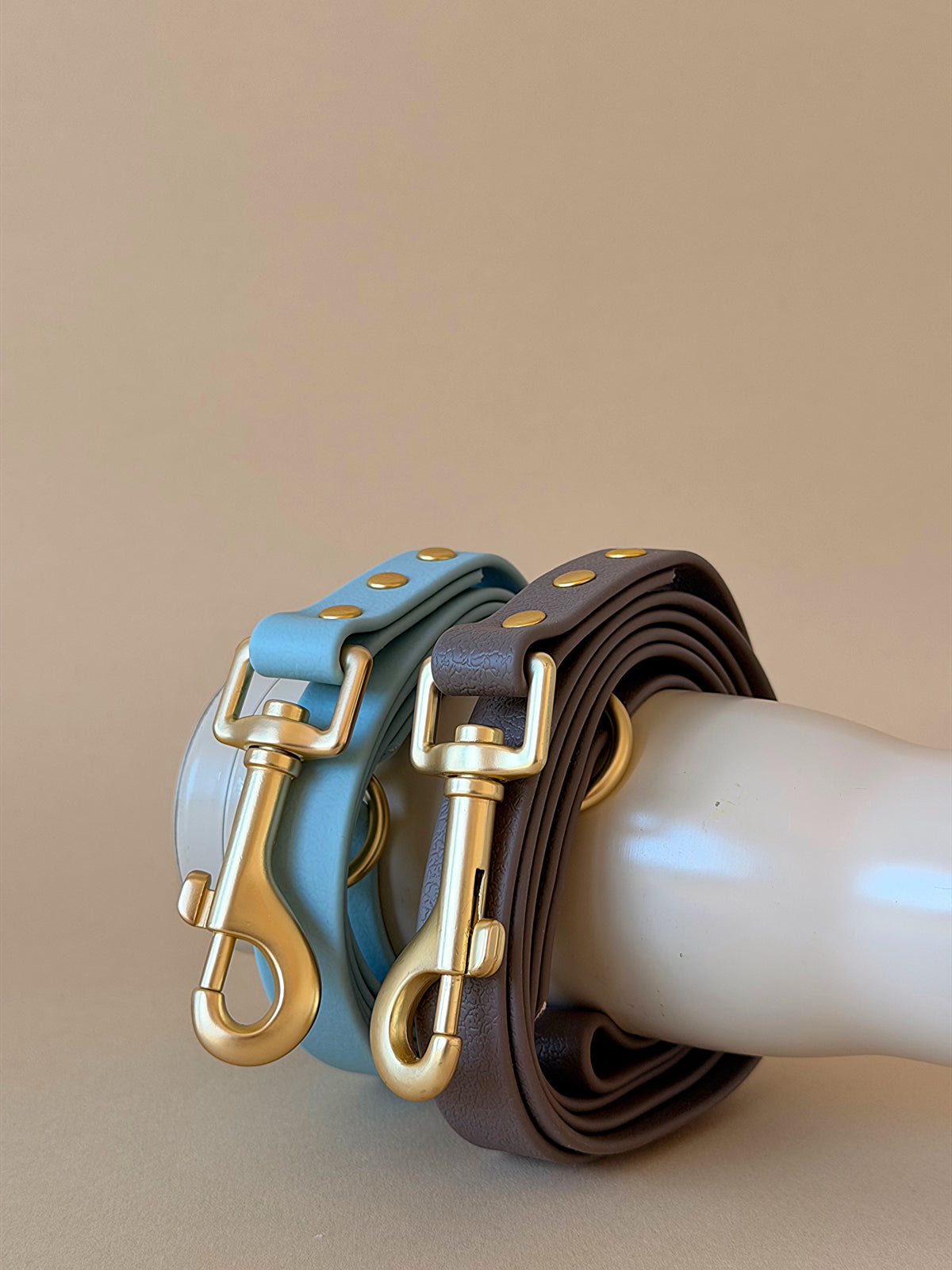 Laisse Halo imperméable en PVC bleu ciel et marron mocha avec mousquetons dorés