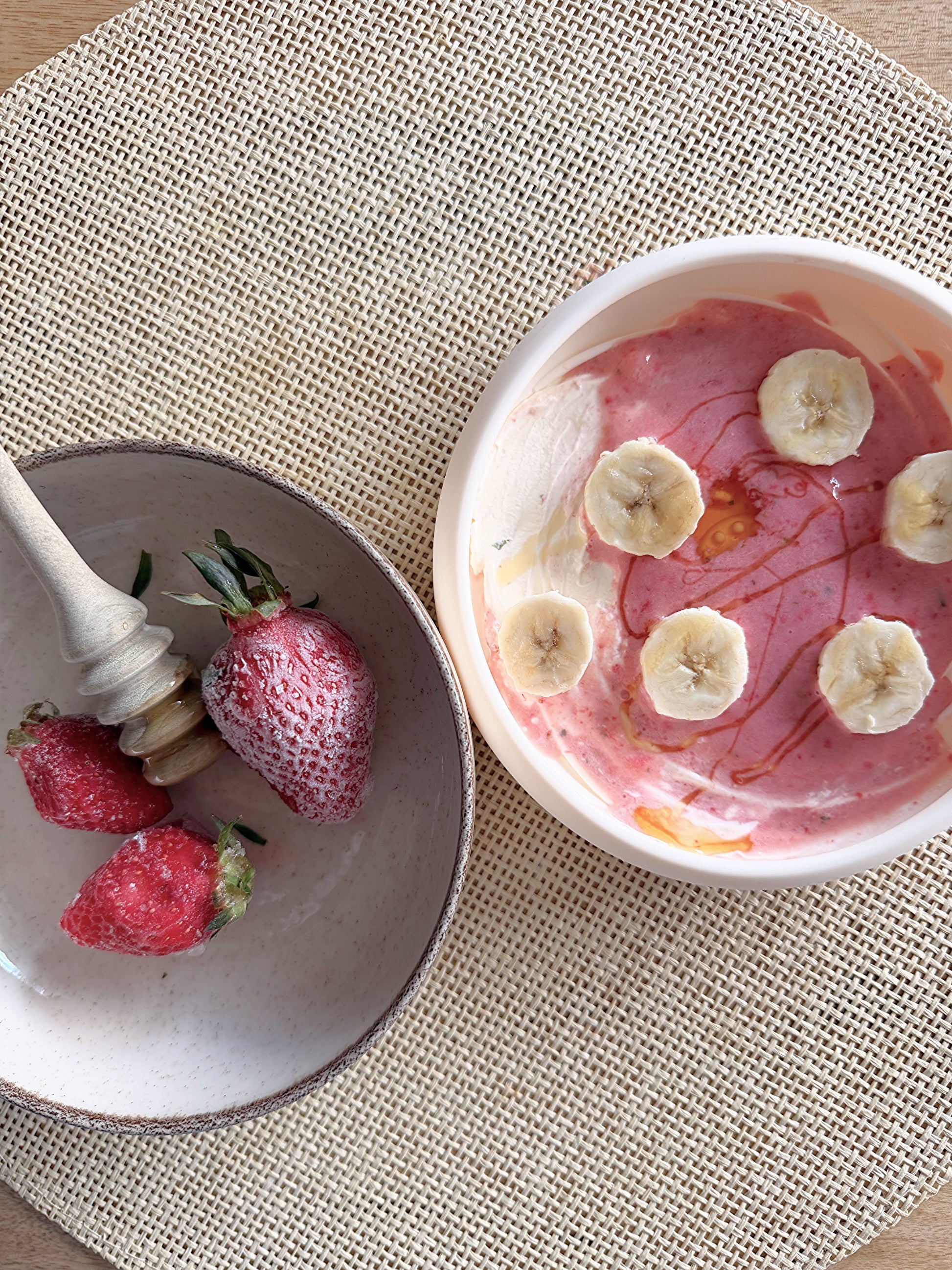 Tapis de léchage Nuage garni de yaourt, fraises, banane et miel, présenté avec des fraises fraîches.