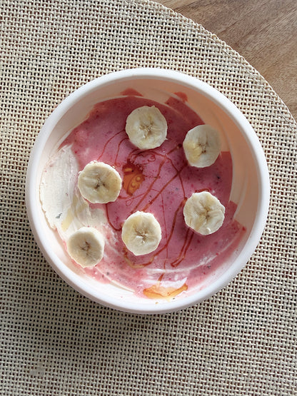 Exemple de recette pour tapis de léchage chien avec yaourt, fraises, banane et miel sur tapis Nuage.
