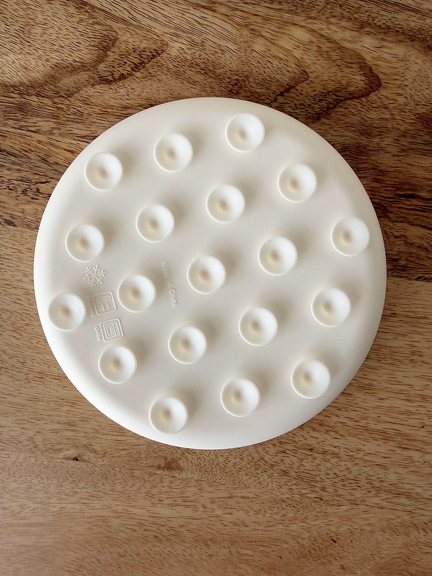 Base du tapis de léchage pour chien équipée de ventouses assurant une adhérence optimale sur surfaces lisses.