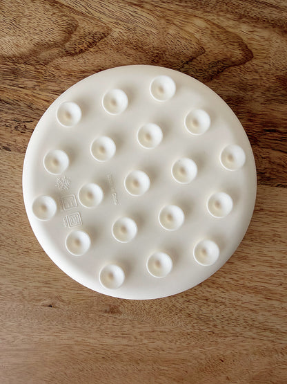 Base du tapis de léchage pour chien équipée de ventouses assurant une adhérence optimale sur surfaces lisses.