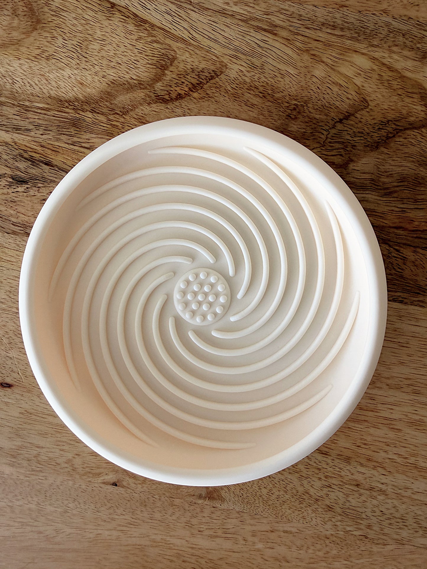 Détail des rainures du tapis de léchage pour chien Nuage en silicone alimentaire beige favorisant l’occupation et l’enrichissement mental.