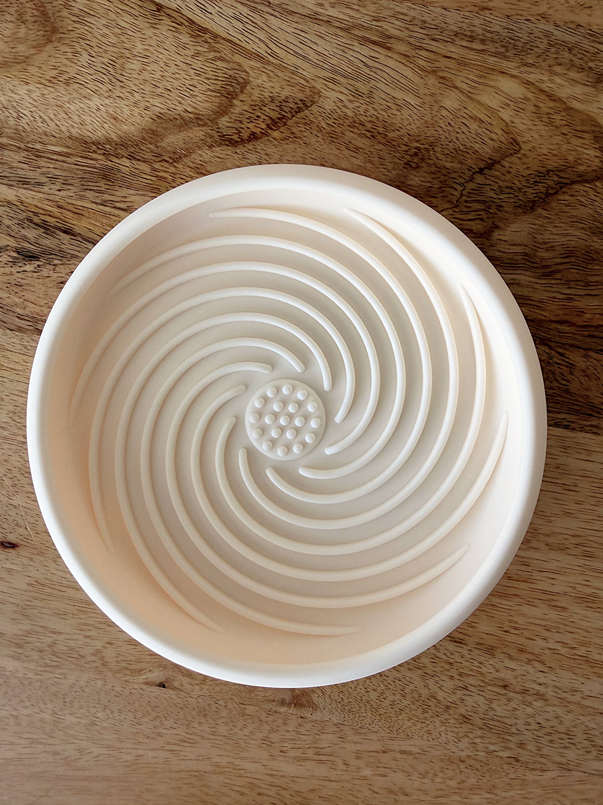 Détail des rainures du tapis de léchage pour chien Nuage en silicone alimentaire beige favorisant l’occupation et l’enrichissement mental.