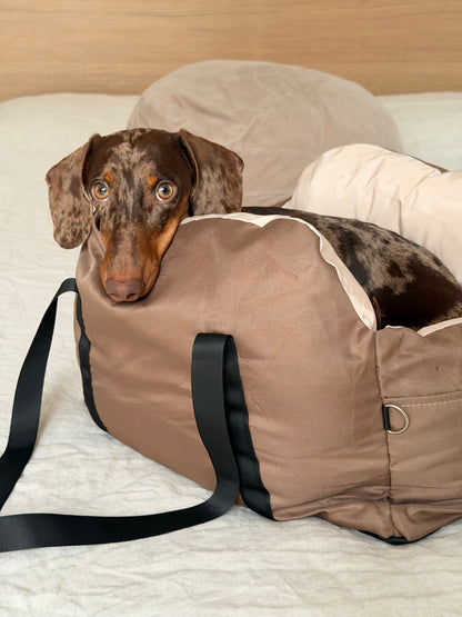Petit chien dans un lit cocooning et sac de transport AYOS Club