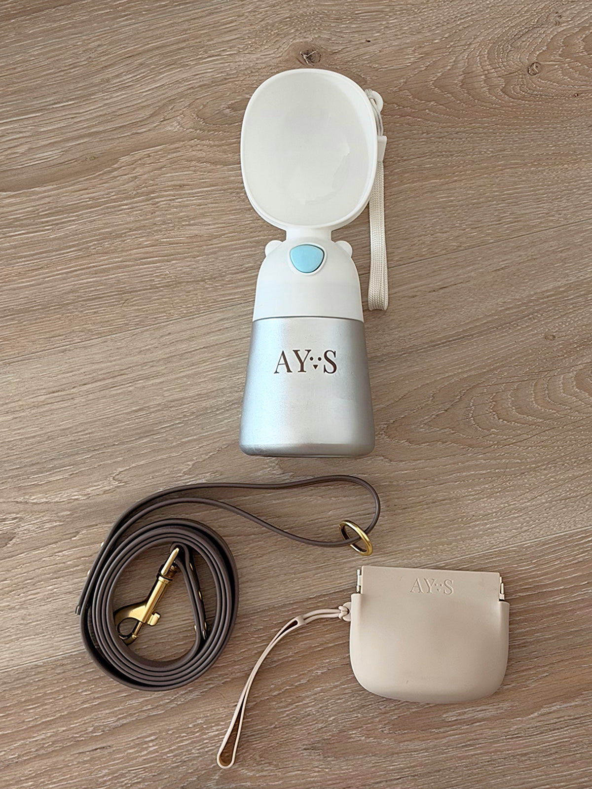 Gourde isotherme MAR AYOS Club avec son étui en silicone et sa sangle de transport pour les promenades, les voyages et les sorties avec un chien.