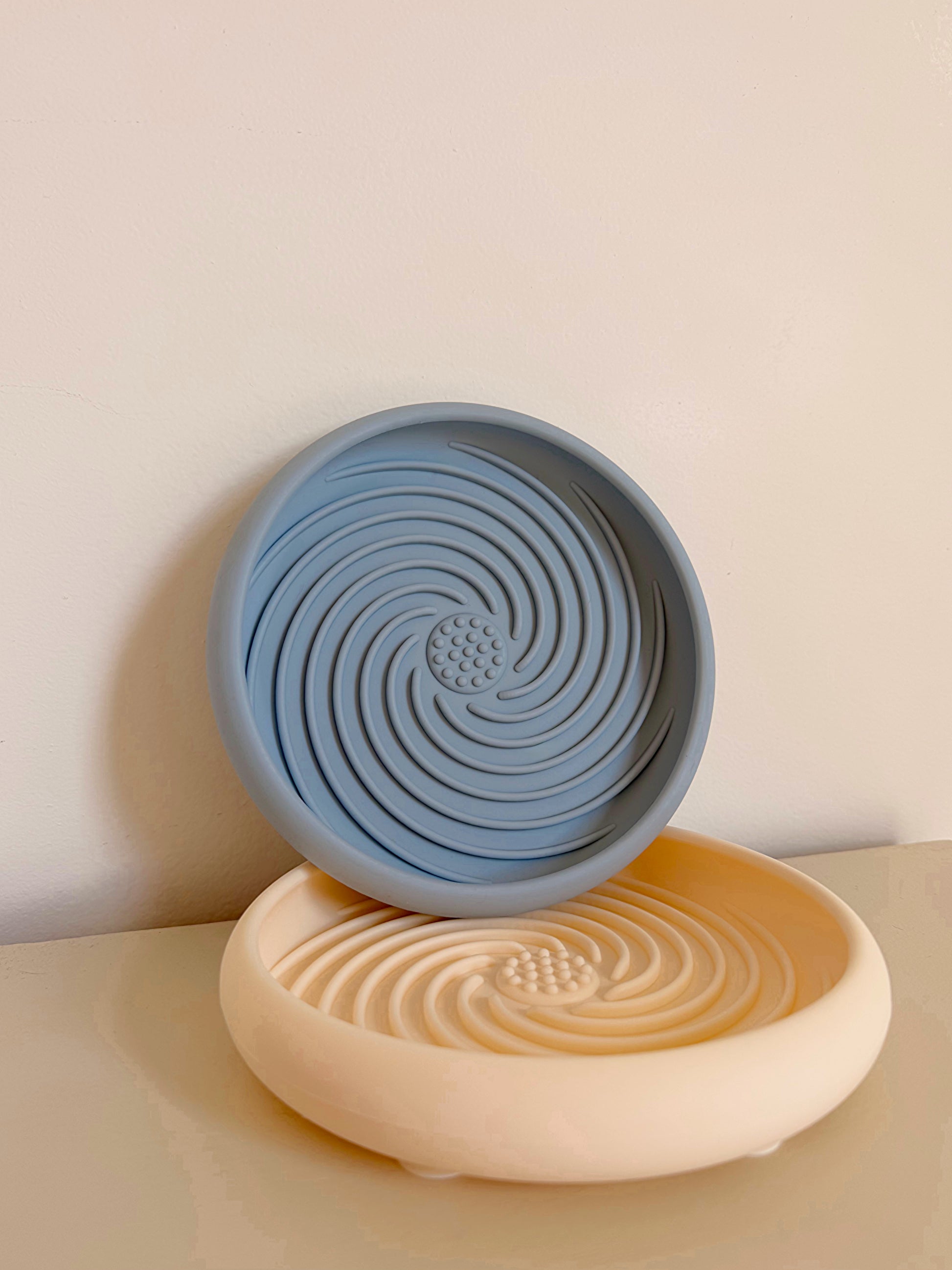 Le Nuage Bowl Ayos Club, tapis de léchage apaisant en silicone alimentaire, présenté en coloris bleu et beige avec ventouses antidérapantes pour l’occupation et le bien-être du chien.