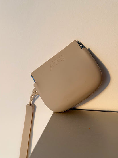 Pochette à friandises pour chien AYOS en silicone beige avec dragonne, compacte et pratique pour les promenades et séances d’éducation.
