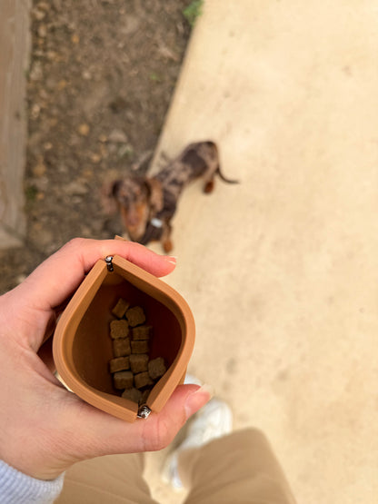 Pochette à friandises pour chien Ayos Club utilisée en promenade avec un teckel, accessoire pratique et élégant pour l’éducation canine et les sorties quotidiennes