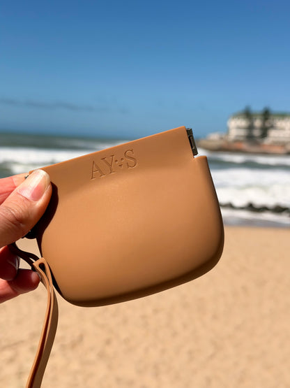 Pochette à friandises pour chien Ayos Club couleur camel sur la plage, accessoire élégant et pratique pour promenades, voyages et sorties avec petits chiens