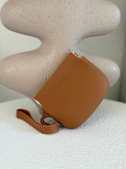 Pochette à friandises pour chien Ayos Club en cuir vegan camel, accessoire élégant et pratique pour promenades et entraînement de teckel et petits chiens