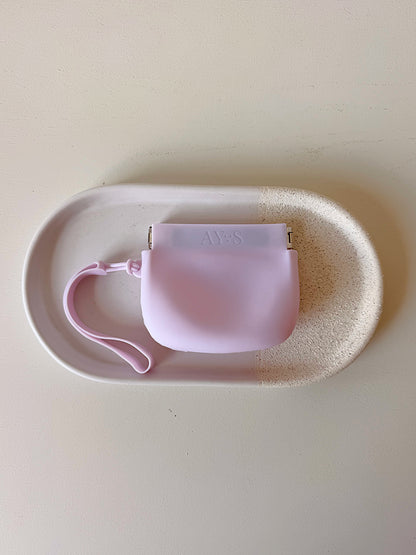 Pochette à friandises en silicone rose poudré AYOS Club, souple et élégante, avec dragonne, idéale pour les promenades et séances d’éducation de votre chien.
