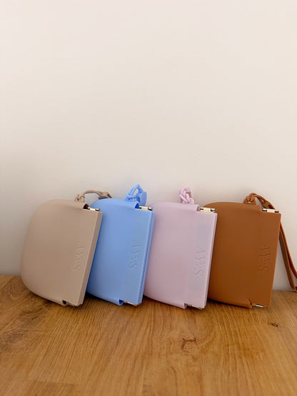 Pochette à friandises pour chien AYOS Club en silicone alimentaire, disponible en quatre coloris pastel : beige, bleu poudré, rose poudré et camel. Idéale pour l’éducation et les balades quotidiennes.