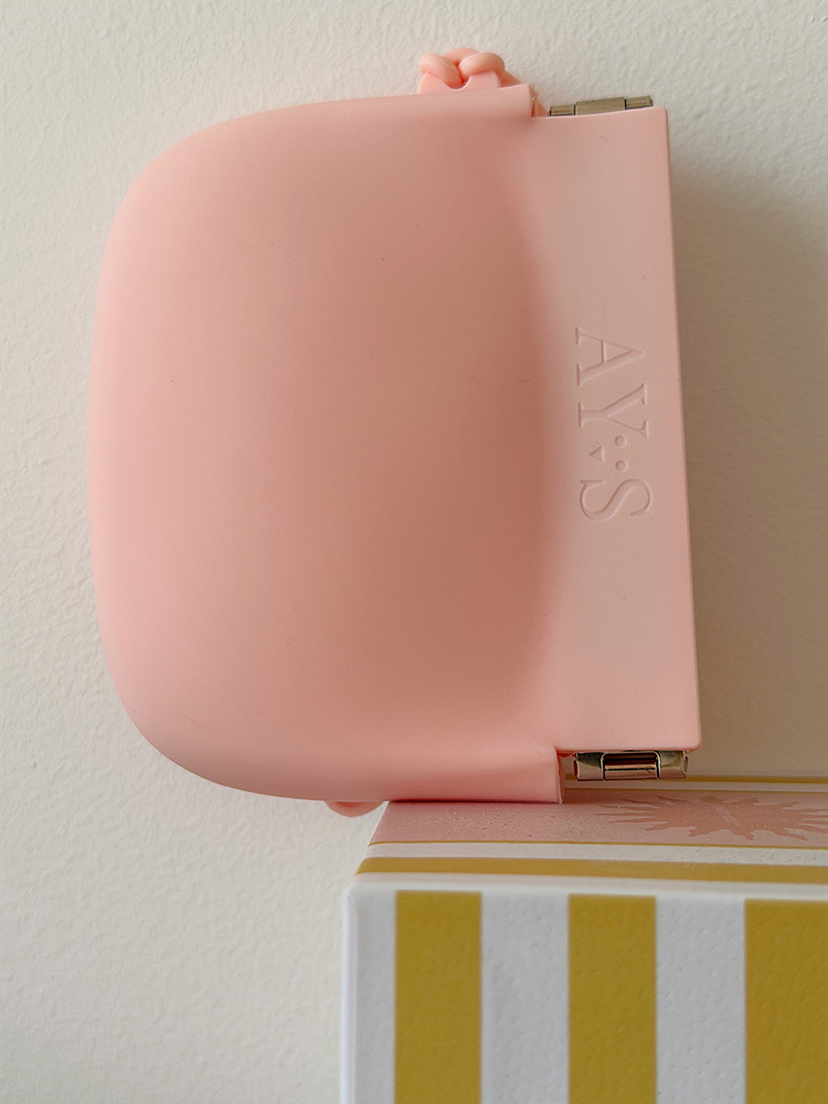 Pochette à friandises en silicone rose AYOS Club avec fermeture magnétique, idéale pour les promenades, l’éducation et les séances de dressage des chiens.