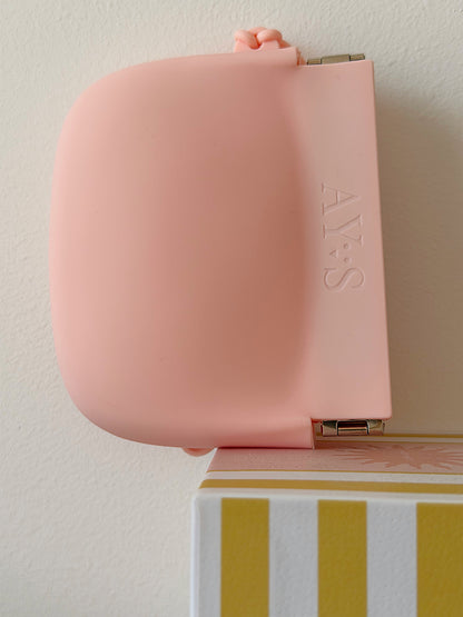 Pochette à friandises en silicone rose AYOS Club avec fermeture magnétique, idéale pour les promenades, l’éducation et les séances de dressage des chiens.