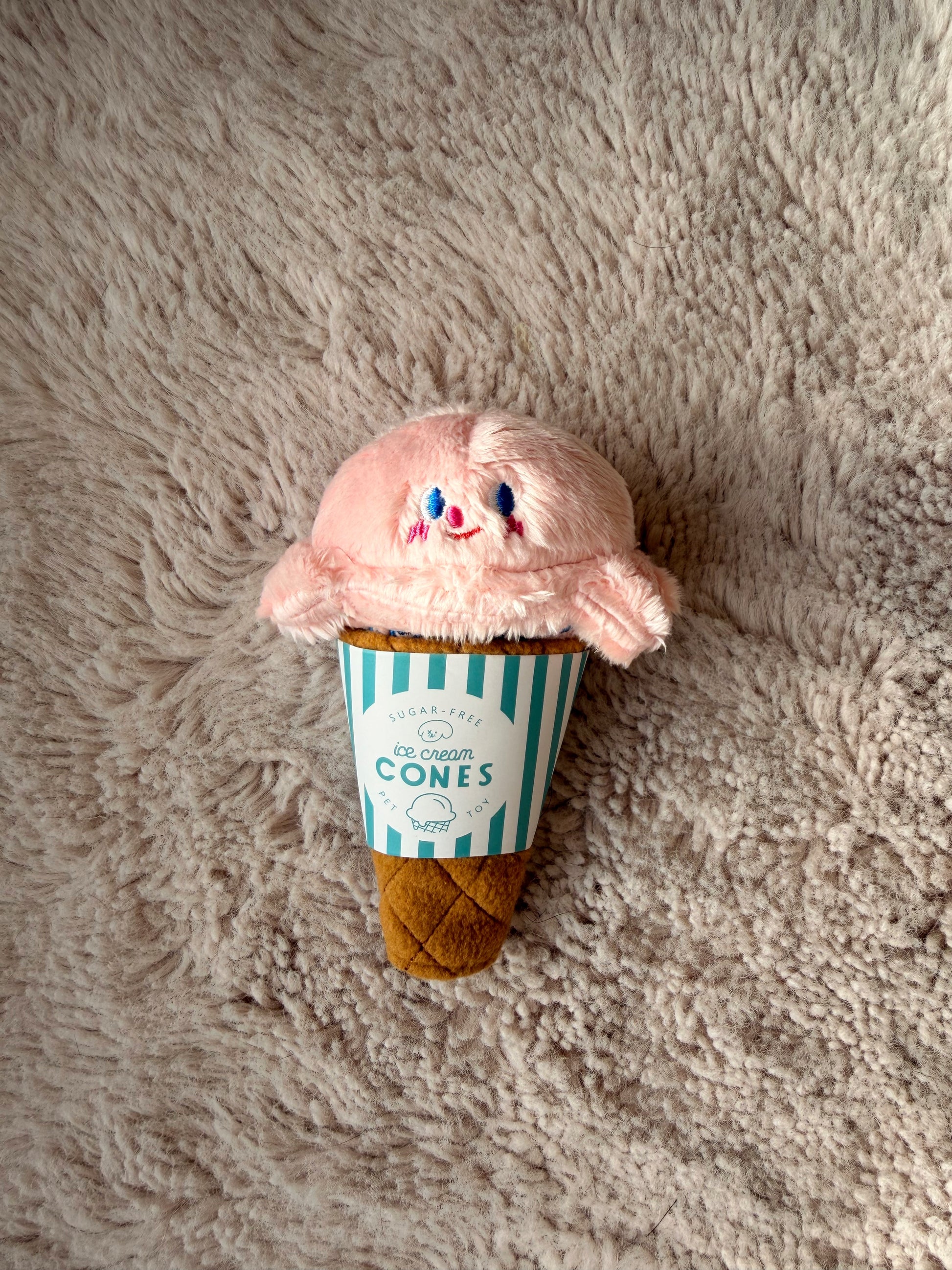 Gelato Toy pour chien posé sur une couverture beige dans un univers minimaliste AYOS Club.