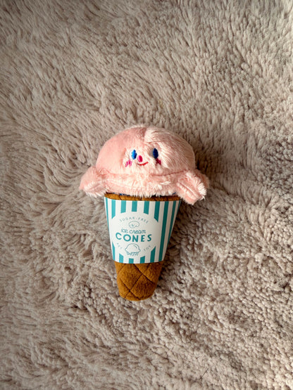 Gelato Toy pour chien posé sur une couverture beige dans un univers minimaliste AYOS Club.