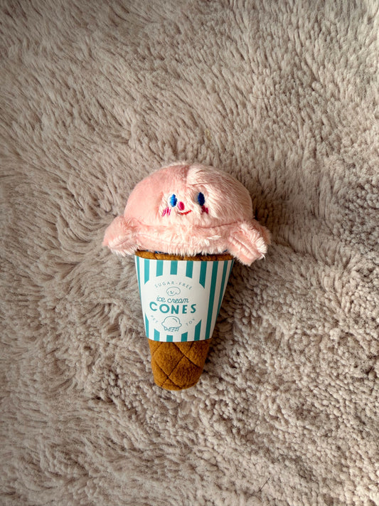 Gelato Toy pour chien posé sur une couverture beige dans un univers minimaliste AYOS Club.