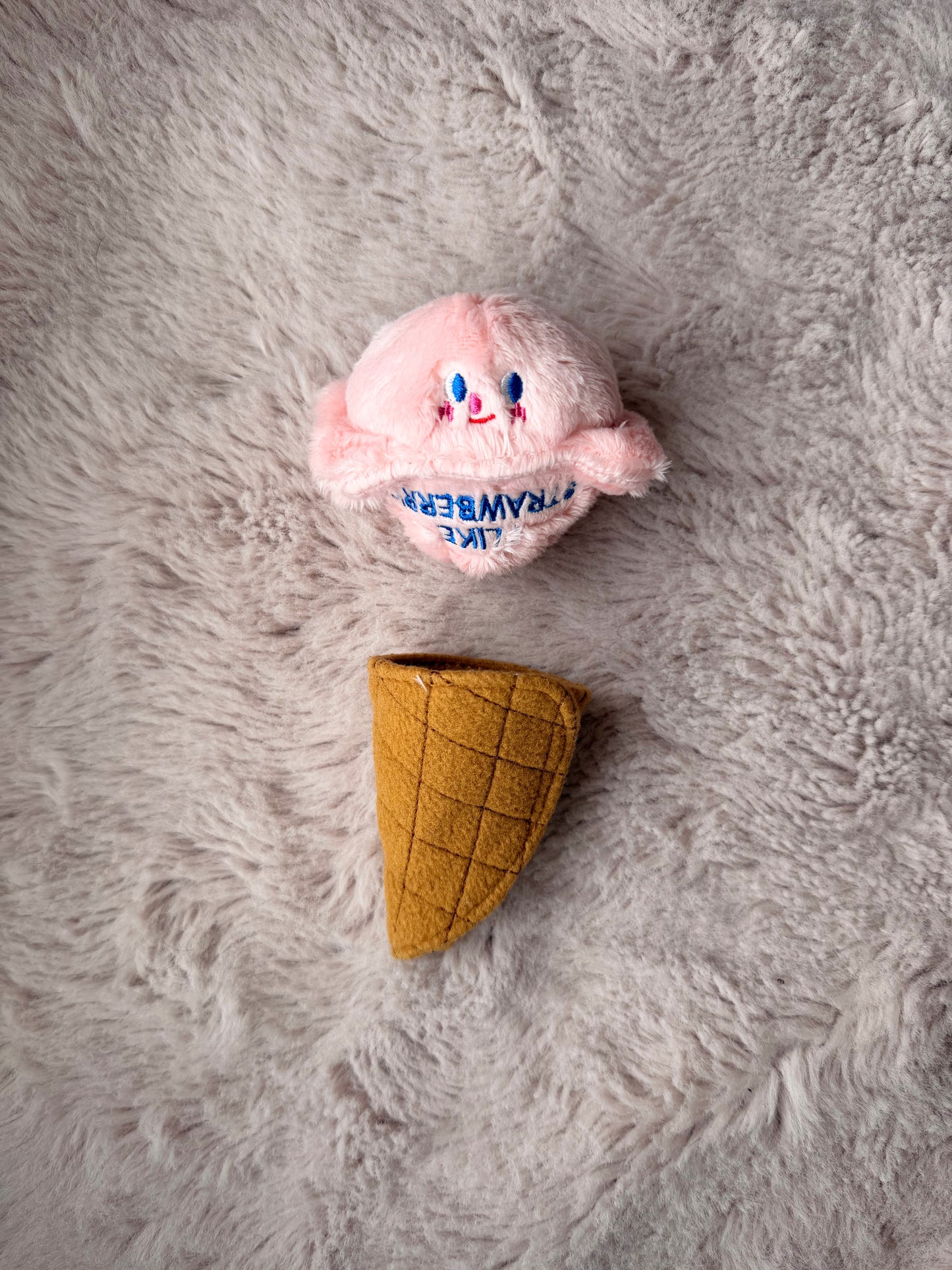 Jouet interactif pour chien en forme de glace rose avec cône cache-friandises amovible, idéal pour l’occupation, la stimulation mentale et les moments de jeu cocooning.