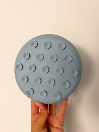 Dessous du Nuage Bowl bleu ciel en silicone pour chien, équipé de ventouses antidérapantes assurant une excellente stabilité pendant le léchage.