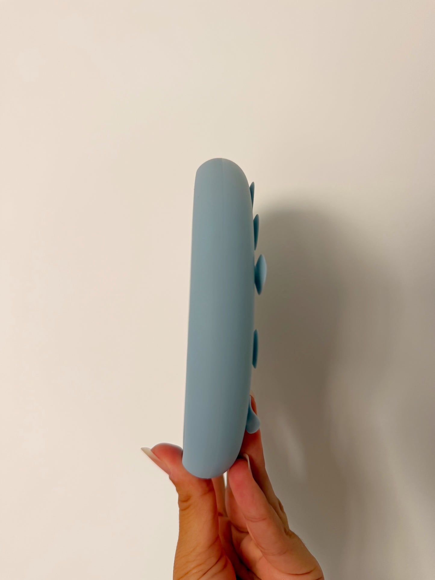 Profil du Nuage Bowl bleu ciel, tapis de léchage en silicone pour chien avec bords surélevés permettant de retenir les aliments et friandises.