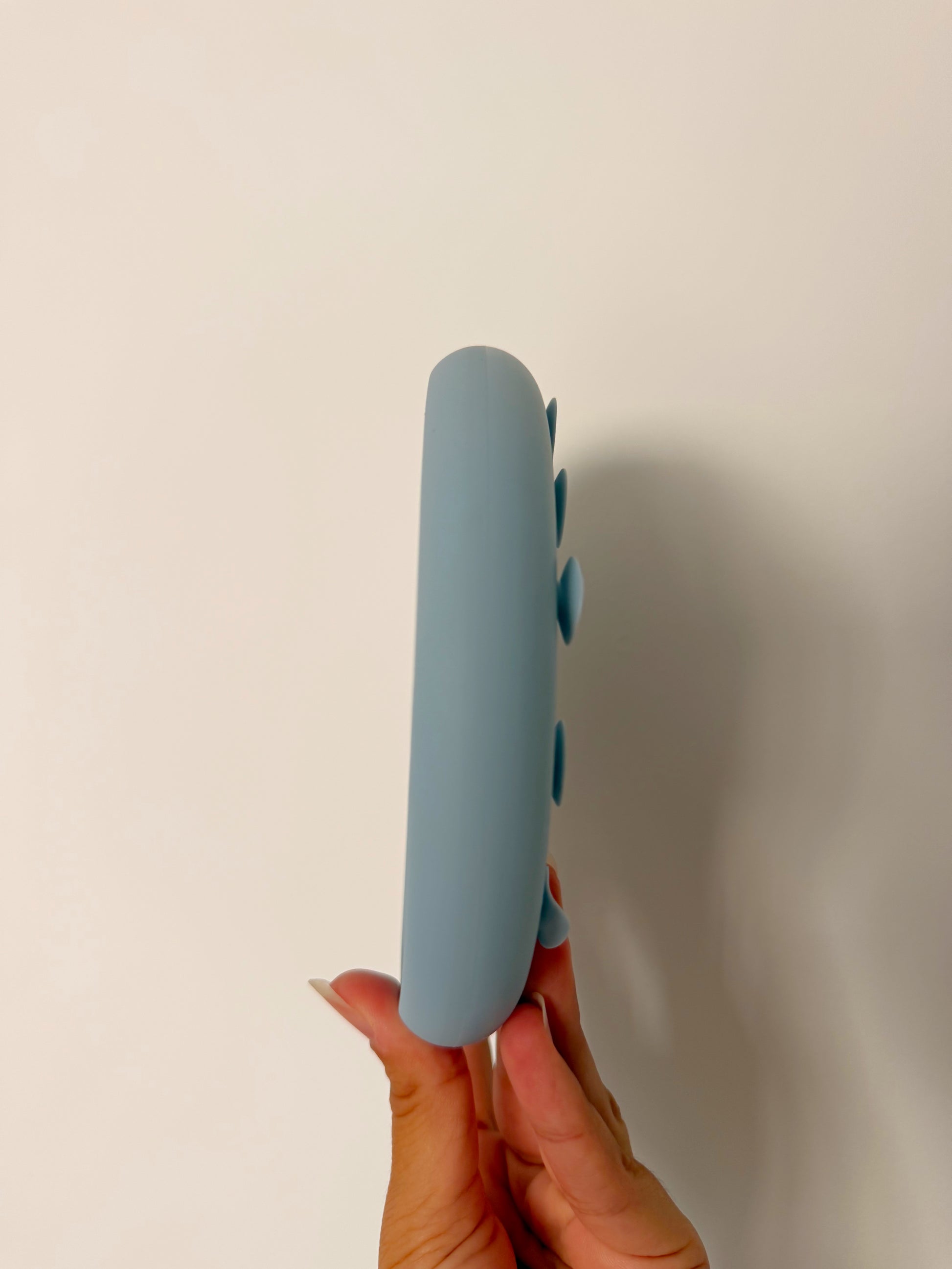 Profil du Nuage Bowl bleu ciel, tapis de léchage en silicone pour chien avec bords surélevés permettant de retenir les aliments et friandises.