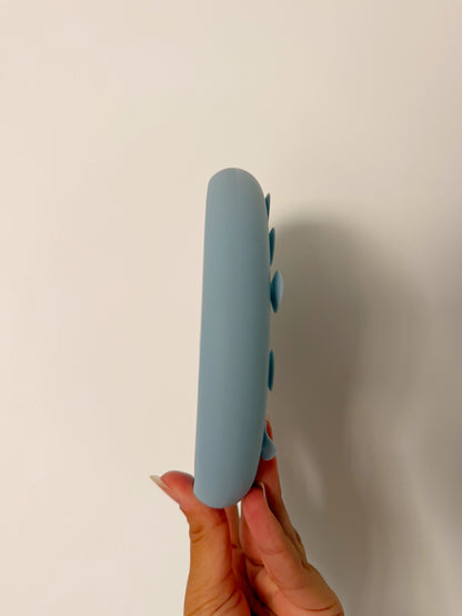 Profil du Nuage Bowl bleu ciel, tapis de léchage en silicone pour chien avec bords surélevés permettant de retenir les aliments et friandises.