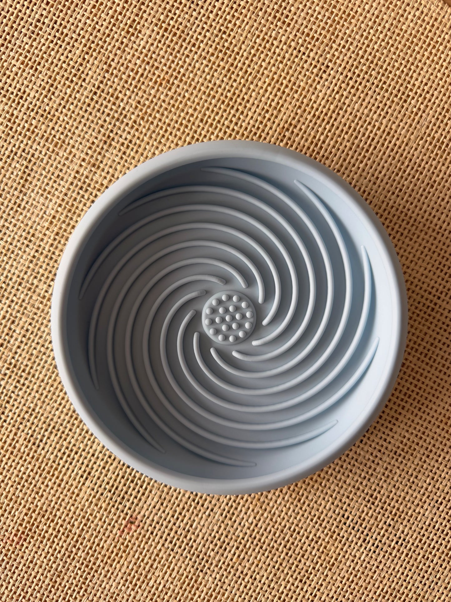 Tapis de léchage Le Nuage Bowl bleu ciel pour chien, vue de dessus mettant en valeur sa texture spiralée en silicone.