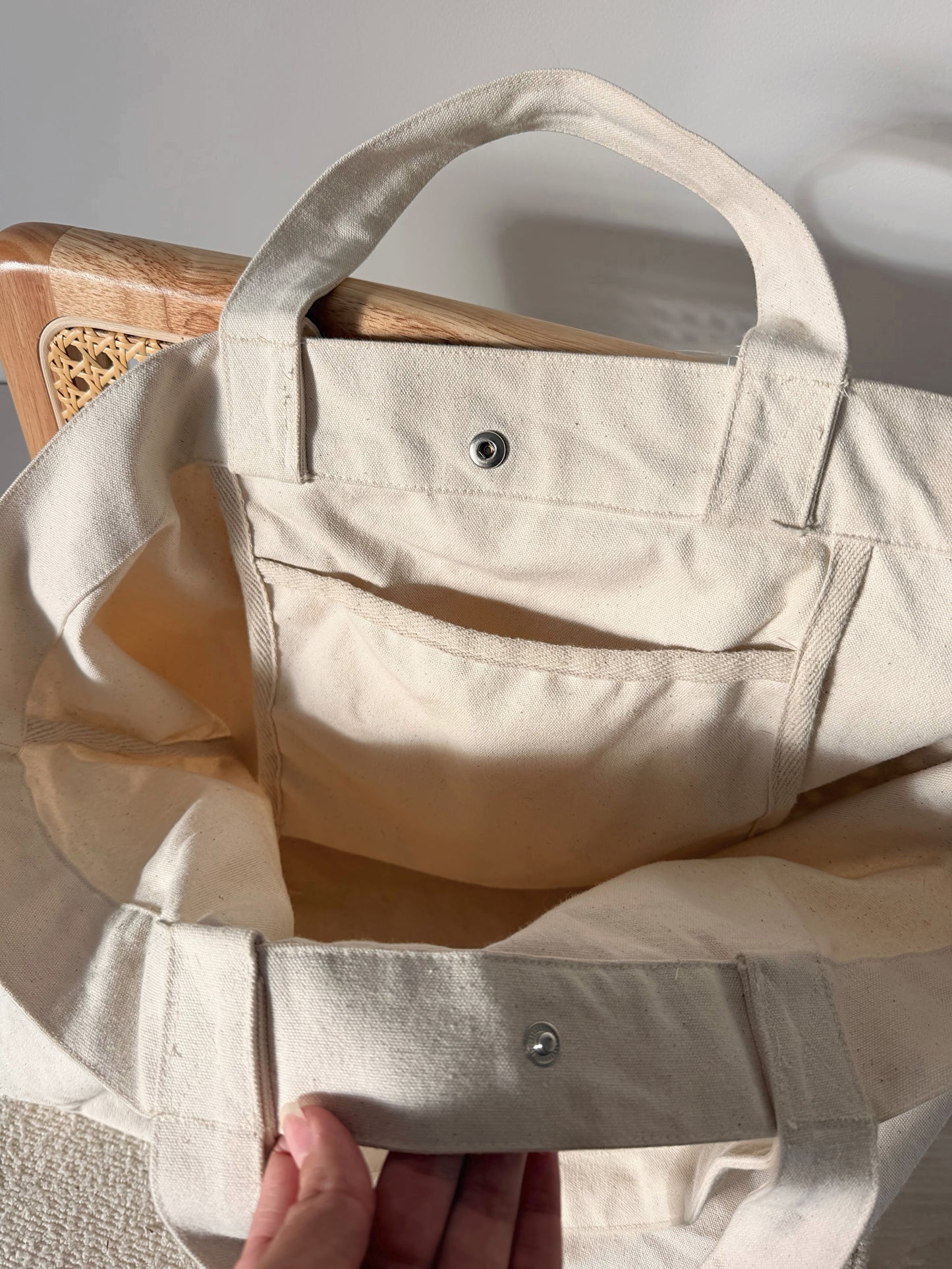 Intérieur du Weekender AYOS Club avec sa pochette intérieure et sa fermeture à bouton pression.
