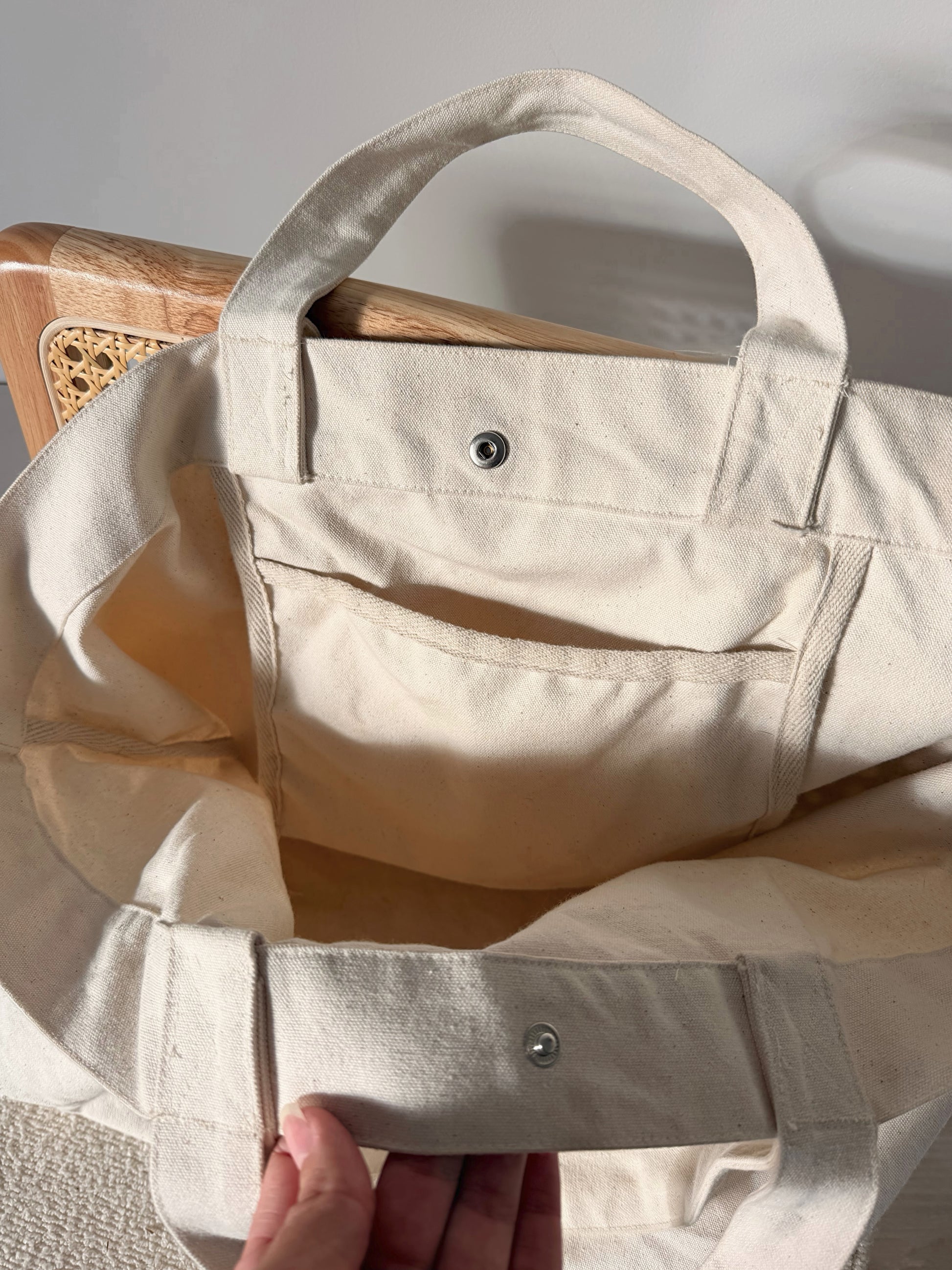 Intérieur du Weekender AYOS Club avec sa pochette intérieure et sa fermeture à bouton pression.
